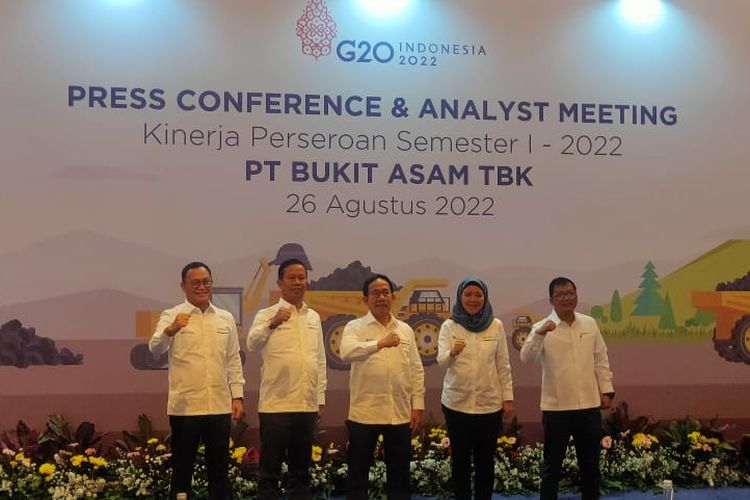 Direksi PT Bukit Asam (Persero) Tbk saat pemaparan kinerja Semester I 2022 di Hotel Raffles Jakarta, Jumat (26/8/2022).