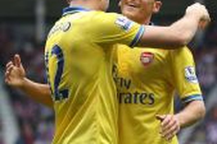 Penyerang Arsenal Olivier Giroud merayakan bersama Mesut Oezil golnya ke gawang Sunderland, pada pertandingan Premier League, di Stadium of Light, Sabtu (14/9/2013).