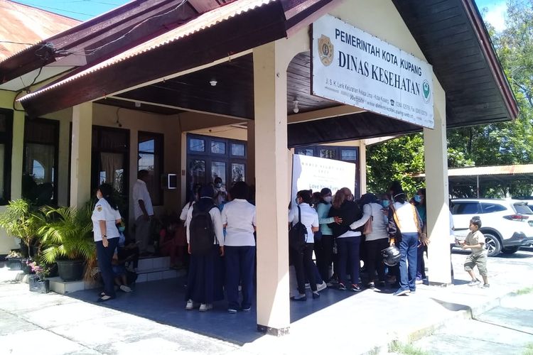 Para tenaga kesehatan di Kota Kupang mogok kerja dan mendatangi Kantor Dinas Kesehatan Kota Kupang, NTT