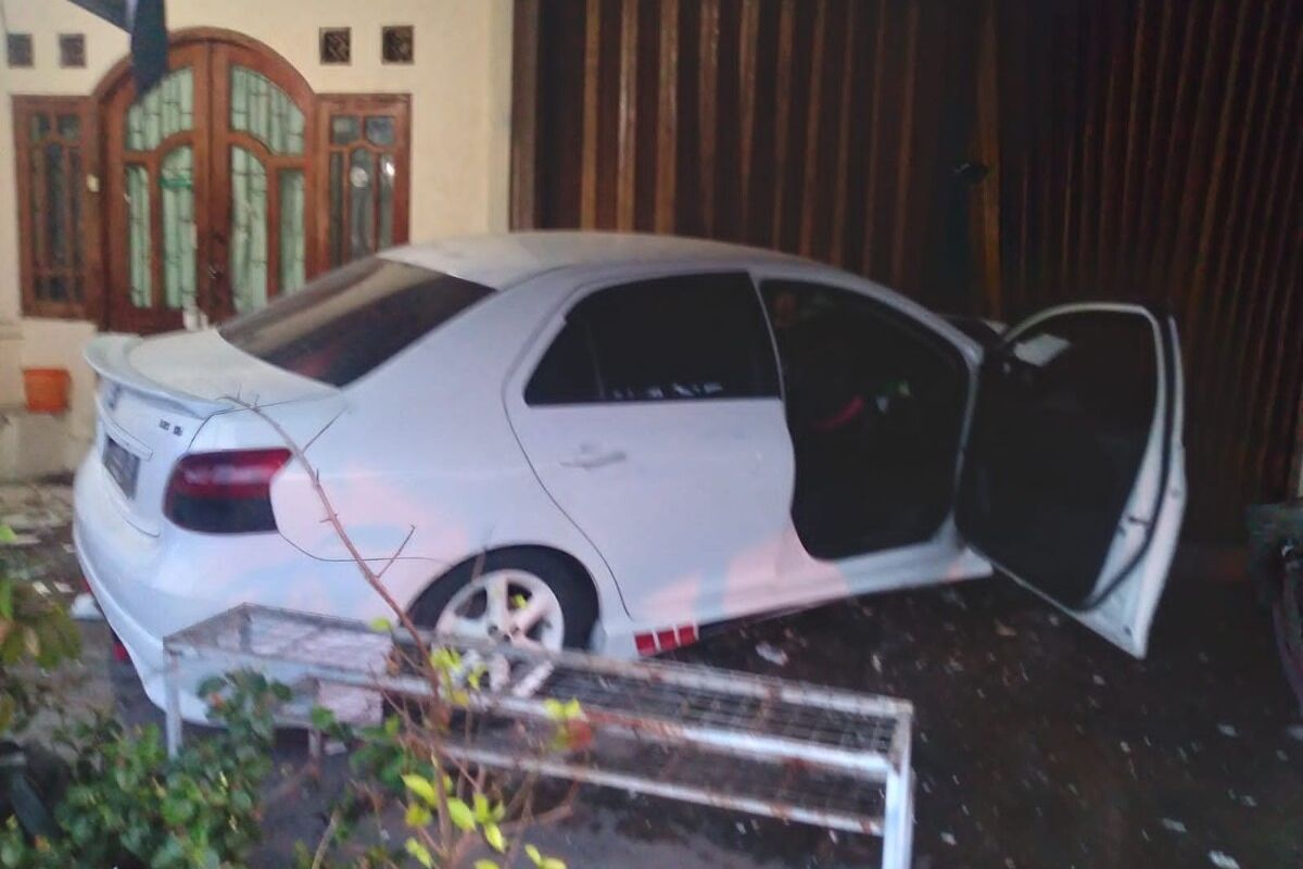 Mobil tabrak rumah di Kalurahan Panggungharjo, Sewon, Bantul. Kamis (15/11/2023)