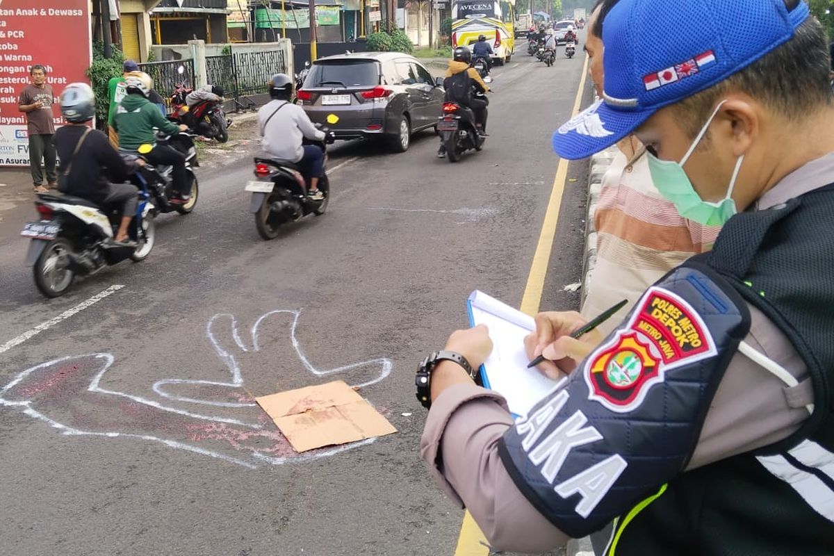 Titik kecelakaan lalu lintas yang melibatkan pengendara motor dan bis di Jalan Raya Bogor, Kota Depok, Sabtu (2/3/2024).