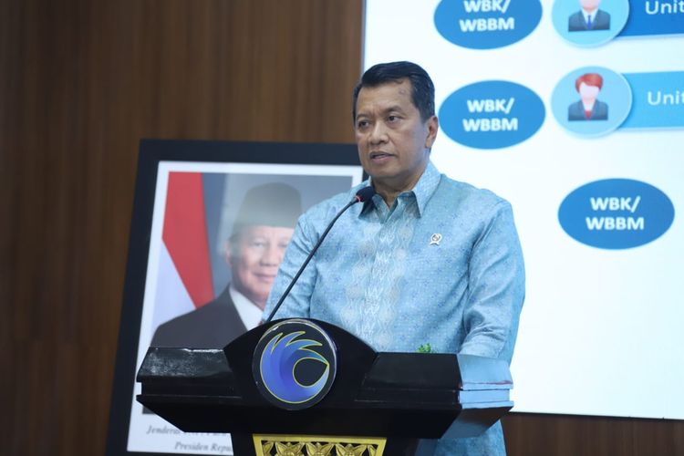  Wakil Menteri Pendayagunaan Aparatur Negara dan Reformasi Birokrasi (Wamenpan RB) Purwadi Arianto dalam acara Pencanangan Pembangunan ZI dan Komitmen Bersama Kementerian HAM Tahun 2025 di Jakarta, Jumat (31/01/2025).
