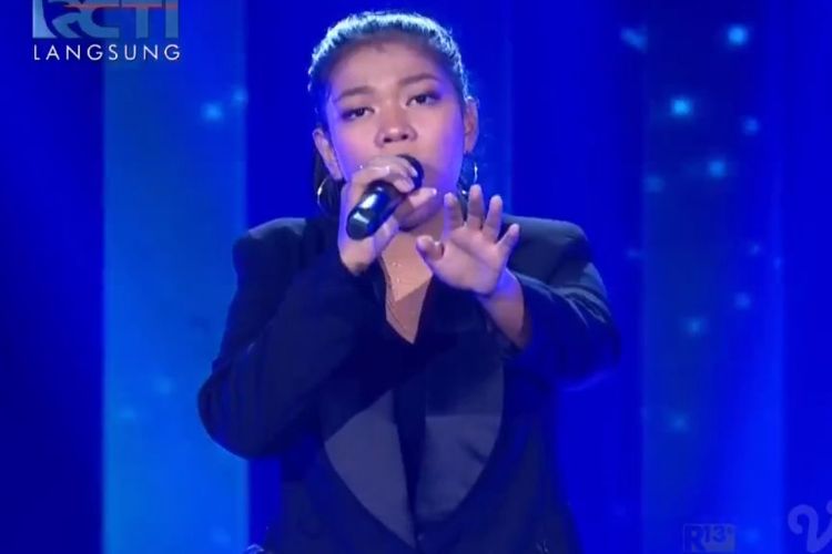Kontestan Indonesian Idol X, Ainun Irsani saat menyanyikan lagu Without You dari Mariah Carey di babak Showcase.