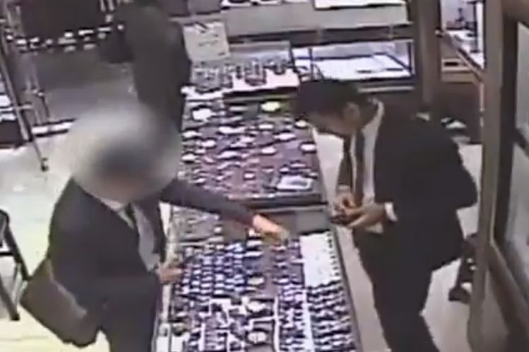Potongan rekaman kamera pengawas di dalam toko berlian di Dubai, UEA yang memperlihatkan saat pelaku pria mengalihkan perhatian staf toko.