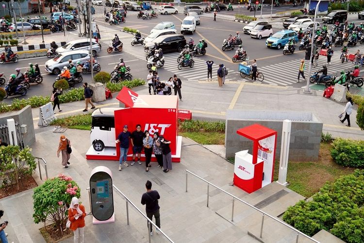 Pengunjung Sarinah antusias berfoto di depan paket J&T Express di pelataran mal Sarinah, Jakarta Pusat (Jakpus).
