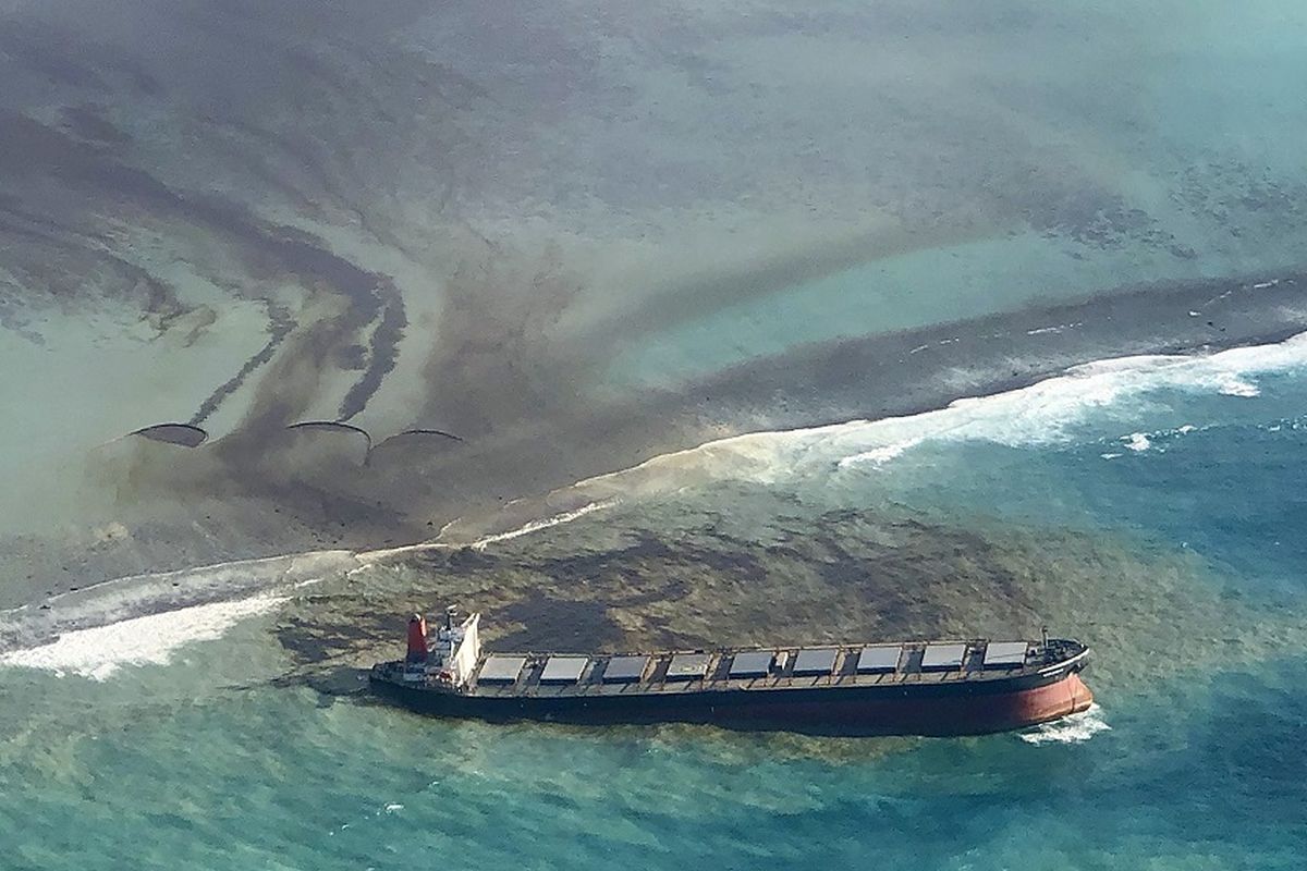 Foto yang diambil dan disediakan oleh Eric Villars ini menunjukkan kebocoran minyak dari MV Wakashio, kapal kargo curah yang kandas di lepas pantai tenggara Mauritius, Jumat (7/8/2020). Pemerintah Mauritius telah mengumumkan keadaan darurat lingkungan dan Perancis telah mengirimkan bantuan.