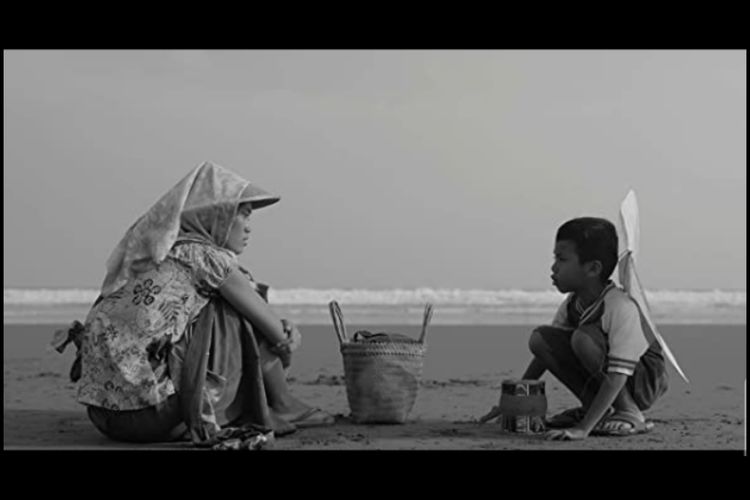 Sekar Sari dan Bintang Timur Widodo dalam film Siti (2014).Tayang di Klikfilm.