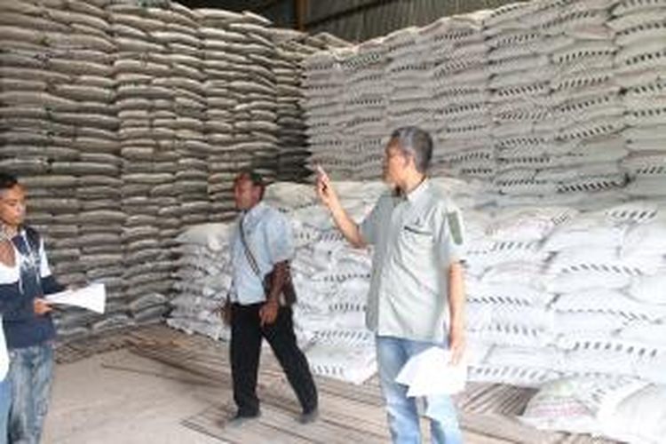Sales Supervisor PT Petrokimia Gresik wilayah NTT, Nurwahyudi (kanan) sedang menunjukan ribuan ton pupuk berbagai jenis di gudang milik perusahaan itu, di Kupang,  Rabu (21/1/2015)