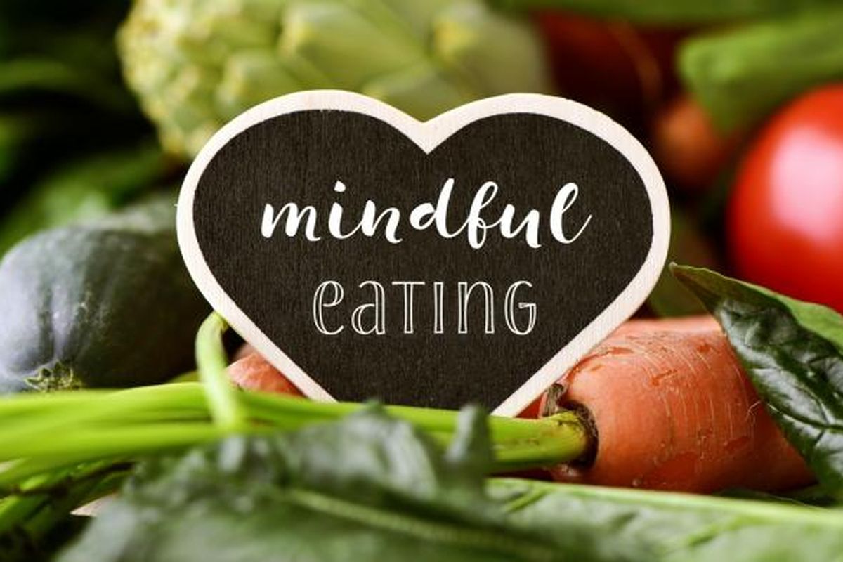 Mindful eating berarti makan dengan penuh kesadaran.