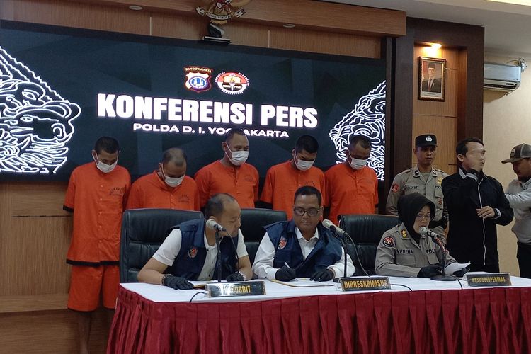 Lima tersangka pemain judi online yang diamankan Polda DIY, Kamis (31/7/2025).