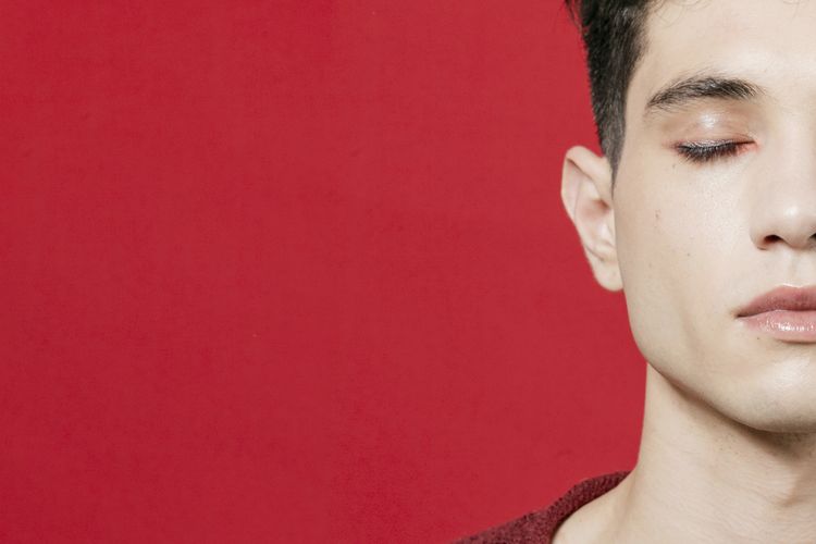 Ilustrasi shalat sambil memejamkan mata