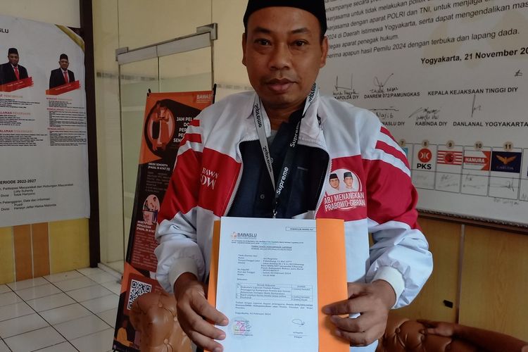 Sekjen relawan Jokowi arus bawah Ari menunjukan laporannya ke Bawaslu DIY, Jumat (2/2/2024)