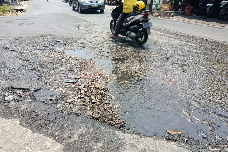 Sampah dan Lumpur Sumbat Drainase Bikin Jalan Kemuning Raya Bekasi Tergenang