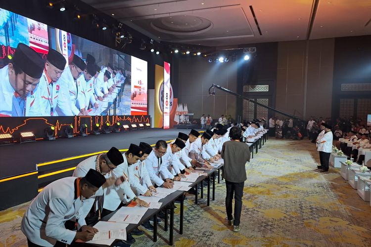 Momen Presiden PKS Ahmad Syaikhu meminta seluruh Ketua DPW PKS berkomitmen untuk memenangkan Anies Baswedan pada Pilpres 2024 di Sultan Hotel, Jakarta Pusat, Sabtu (25/2/2023). 