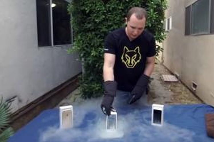 iPhone 6 dicemplungkan ke nitrogen cair