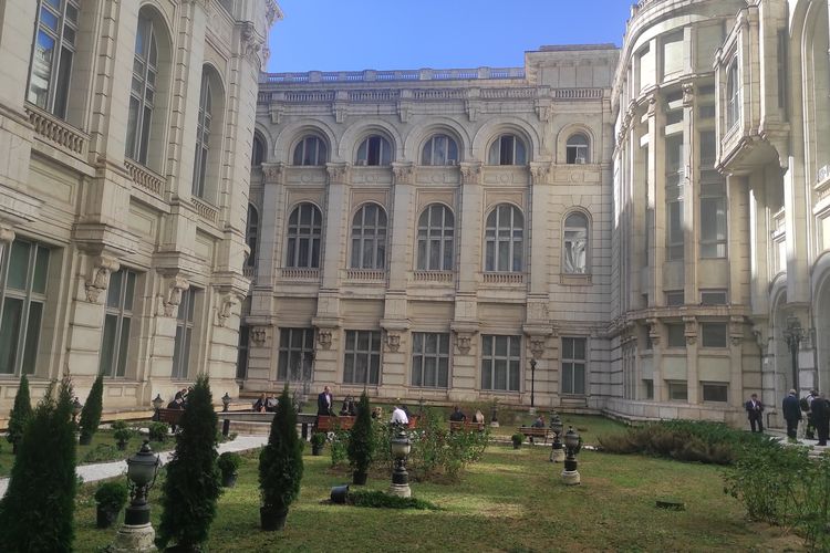 Salah satu sudut taman di dalam gedung parlemen Rumania (palatul parlementului) di Bukares.