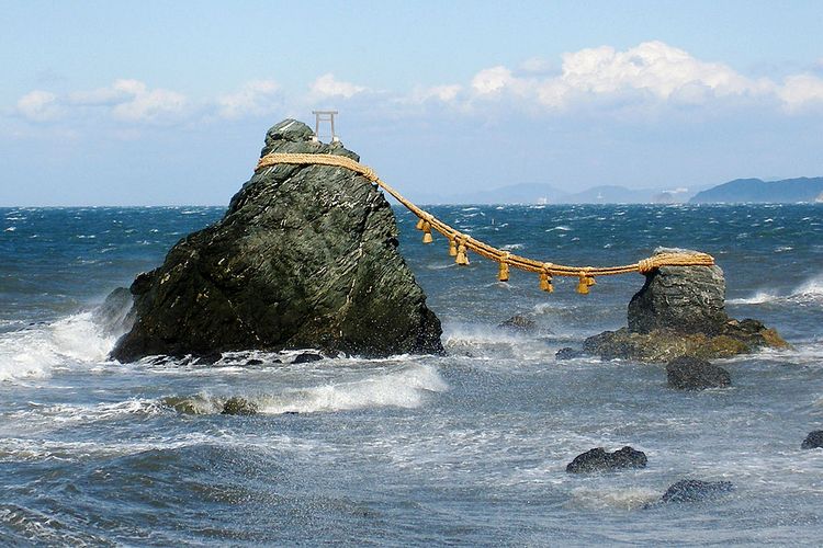 Meoto Iwa, batu berpasangan yang disucikan di Futami, Jepang. [Via Courses.lumenlearning.com]