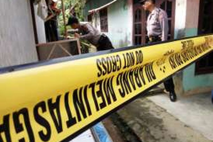 Polisi memasang garis polisi di rumah pelaku pemerkosa dan pembunuh anak berusia 2,5 tahun berinisial LN di Desa Girimulya, Cibungbulang, Kabupaten Bogor, Jawa Barat, Rabu (11/5/2016).