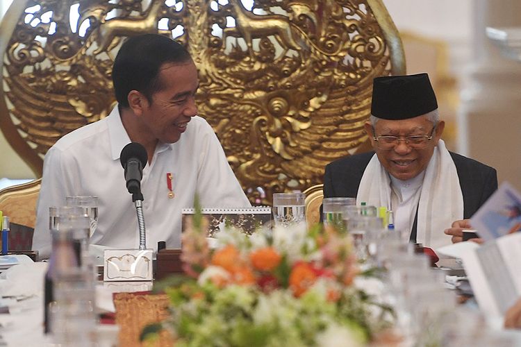 Presiden Joko Widodo (kiri) didampingi Wakil Presiden Maruf Amin (kanan) memimpin sidang kabinet paripurna di Istana Merdeka, Jakarta, Kamis (24/10/2019). Sidang kabinet paripurna itu merupakan sidang perdana yang diikuti menteri-menteri Kabinet Indonesia Maju.