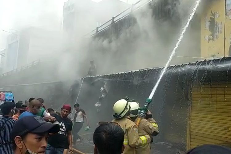 Sejumlah lapak pedagang di kawasan Pasar Pagi di Jalan Asemka, Pinangsia, Taman Sari, Jakarta Barat, terbakar pada Jumat (18/11/2022) siang. 