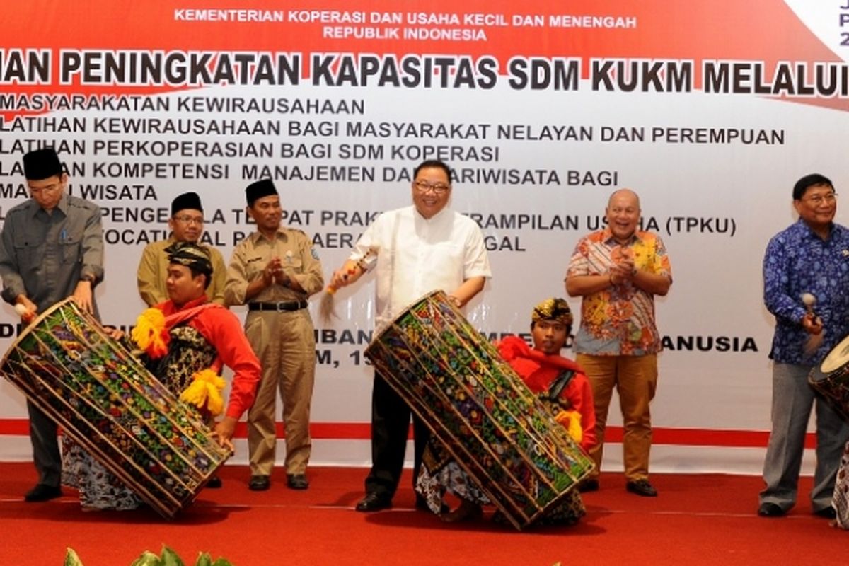 Menkop AAGN Puspayoga saat memberikan pelatihan kepada koperasi dan UKM di kawasan wisata Mandalika Lombok Tengah, NTB, Senin (13/3/2017).