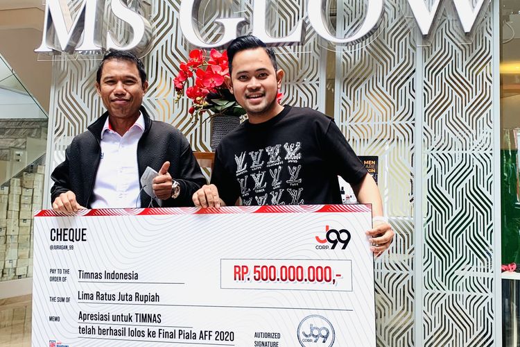Presiden Arema FC Gilang Widya Pramana (kanan) menyerahkan bonus apresiasi kepada Sekjen PSSI Yunus Nusi (kiri) karena Timnas Indonesia melaju ke final Piala AFF 2020 melawan Thailand.