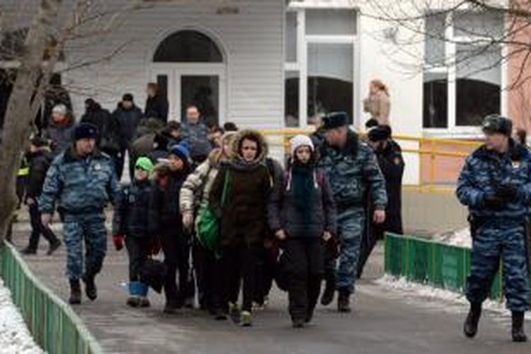 Aparat kepolisian Rusia mengawal para murid sekolah nomor 263 di Moskwa setelah sempat disandera seorang pelajar bersenjata. Polisi akhirnya berhasil meringkus si penyandera yang menewaskan seorang polisi dan staf guru.