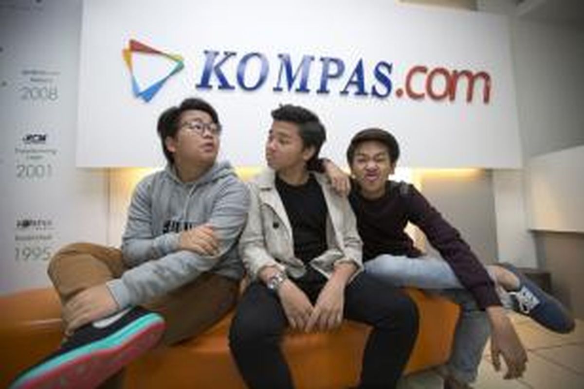 Boyband CJR, Alvaro Maldini Siregar atau Aldi, Iqbaal Dhiafakhri Ramadhan atau Iqbaal, dan Teuku Rizky Muhammad atau Kiki (dari kiri ke kanan), berkunjung ke kantor Redaksi Kompas.com di Gedung Kompas Gramedia, Jalan Palmerah Selatan, Jakarta Pusat, Jumat (23/1/2015).