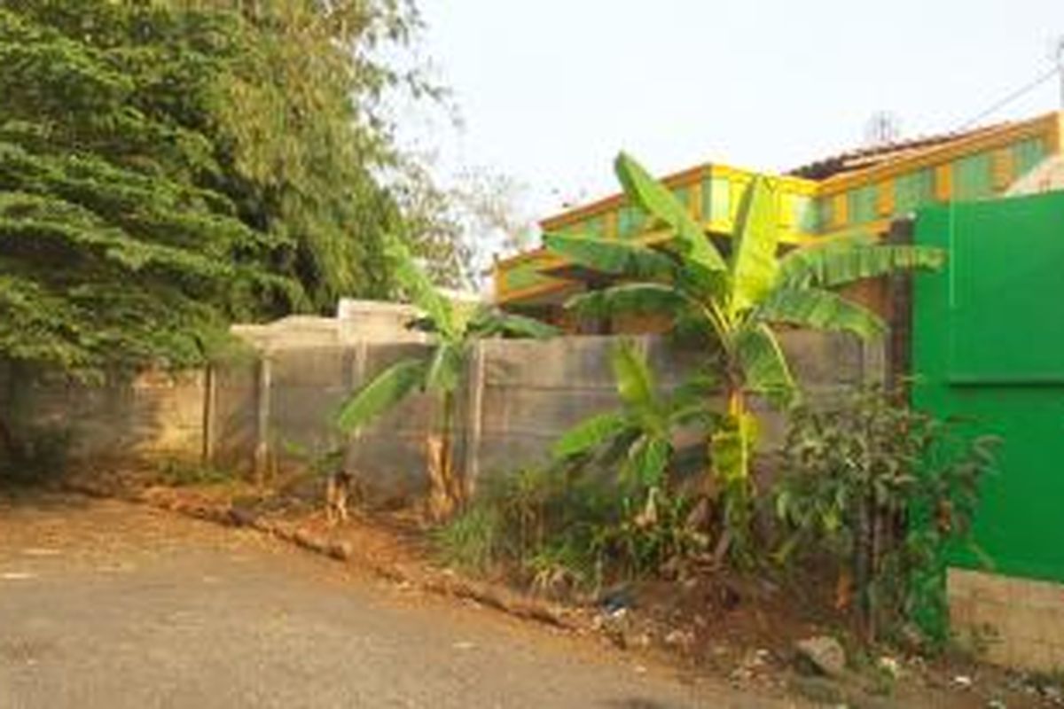 Salah satu rumah di Kalimulya, Depok yang ditembok oleh pengembang perumahan Taman Anyelir II. Penembokan dilakukan setelah warga perumahan keberatan dengan keberadaan rumah yang berdiri bukan di atas lahan perumahan.