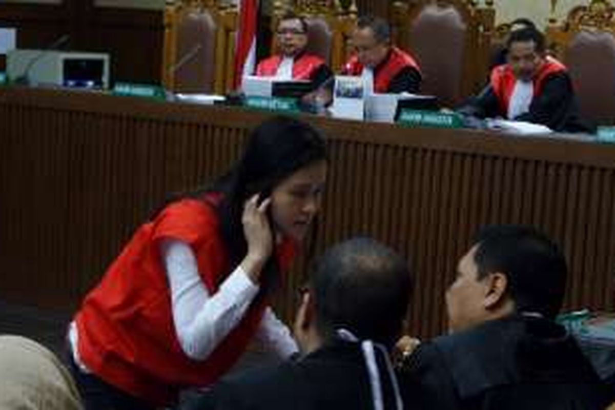 Terdakwa kasus pembunuhan Wayan Mirna Salihin, Jessica Kumala Wongso, saat menghadiri sidang perdananya di Pengadilan Negeri Jakarta Pusat, Rabu (15/6/2016). 