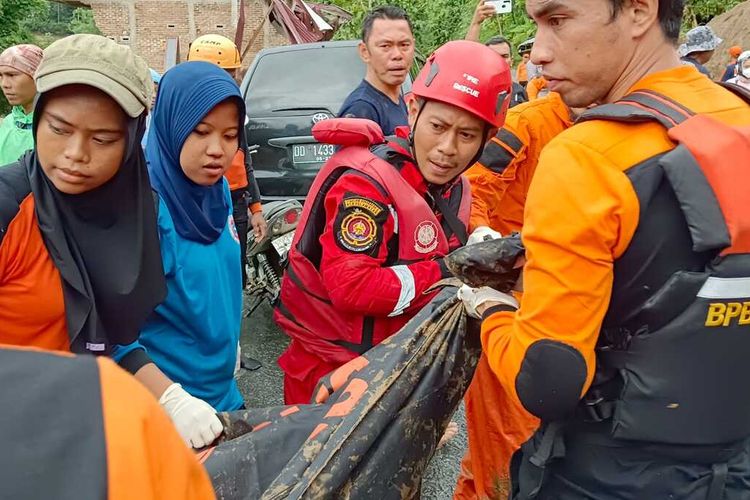 Pencarian hari ke 4, tim SAR Gabungan kembali menemukan korban longsor di Desa Rompegading, Kecamatan Cenrana, Jalan Poros Camba Kabupaten Maros-Bone dalam keadaan meninggal dunia, Jumat (30/12/2022).