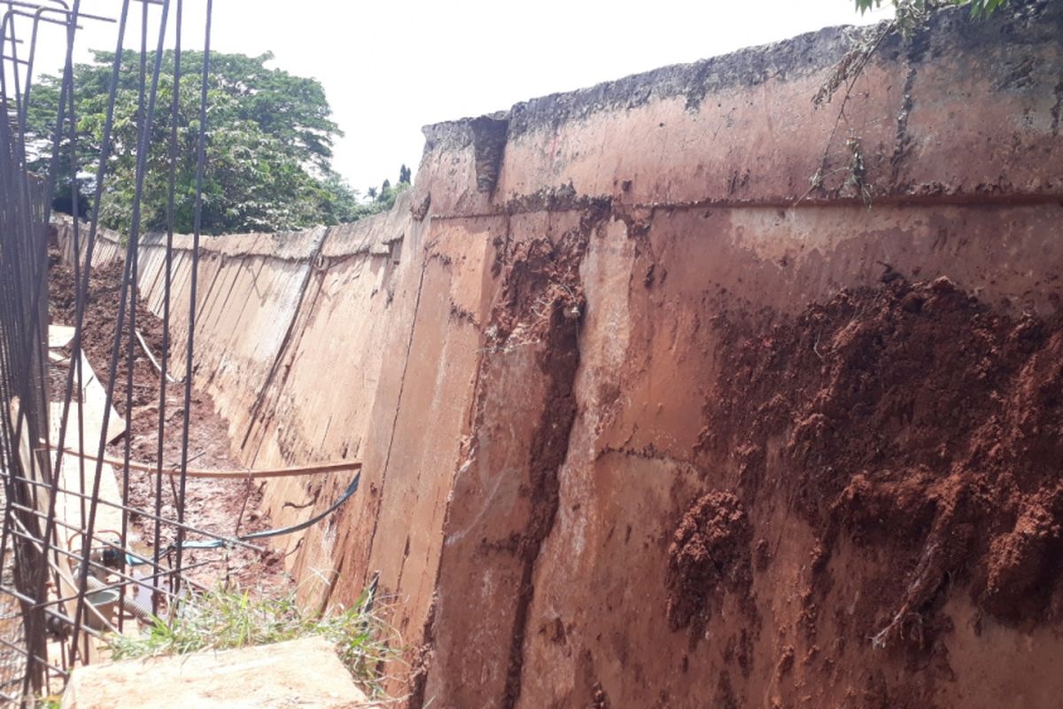 Tampak Tanggul Kali Bekasi di Perumahan Kemang Pratama, Jalan Express Raya, Rawalumbu, Kota Bekasi kembali longsor dan miring ke arah Kali, Rabu (2/1/2019).