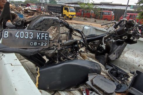 Tertabrak 2 Kereta Sekaligus di Kranji Bekasi, Sepeda Motor Terseret 2,5 Kilometer