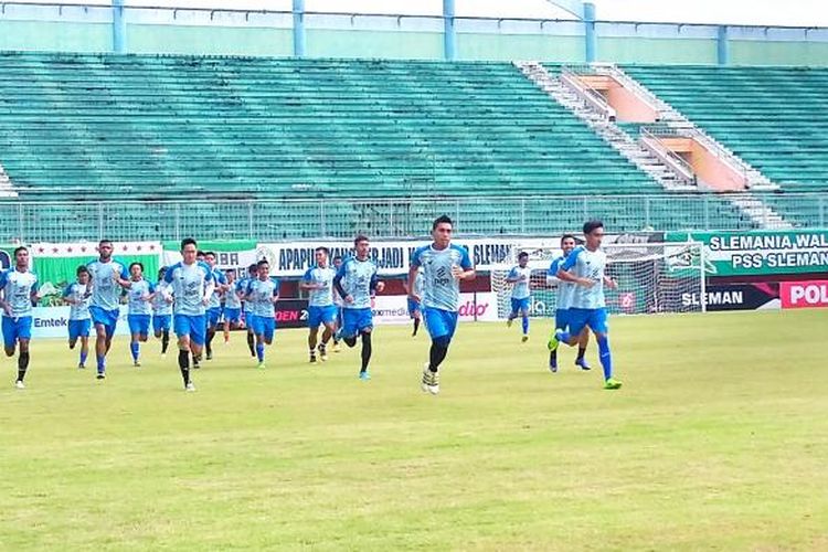 Para pemain Persegres Gresik saat mengelar latihan di Stadion Maguwoharjo Sleman