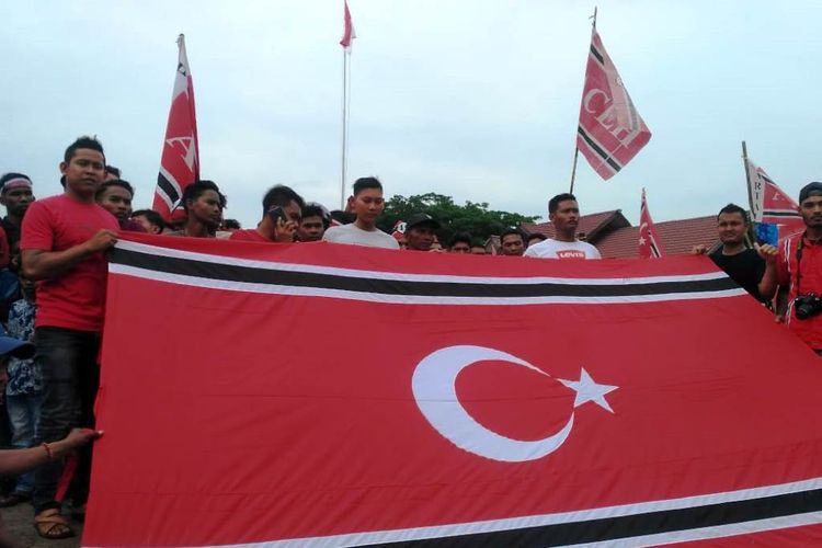 Massa Partai Aceh berfoto dengan memegang bendera bulan bintang dalam kampanye akbar di Lapangan Hiraq, Kota Lhokseumawe, Minggu (8/4/2019)