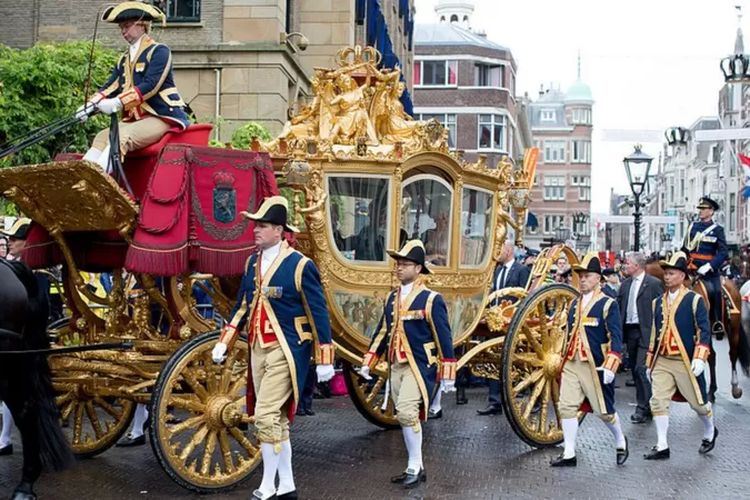 Kereta De Gouden Koets saat tiba di Istana Noordeinde pada 2015.