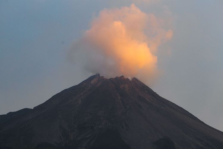 Asap solfatara keluar dari kawah Gunung Merapi terlihat dari Pos Pengamatan Gunungapi Merapi Babadan, Desa Krinjing, Kecamatan Dukun, Kabupaten Magelang, Jawa Tengah, Senin (16/11/2020). Sejak status Gunung Merapi ditingkatkan dari Waspada (Level II) menjadi Siaga (Level III), Kamis (5/11/2020), sebanyak 1.831 jiwa yang tinggal di lereng Gunung Merapi mengungsi.