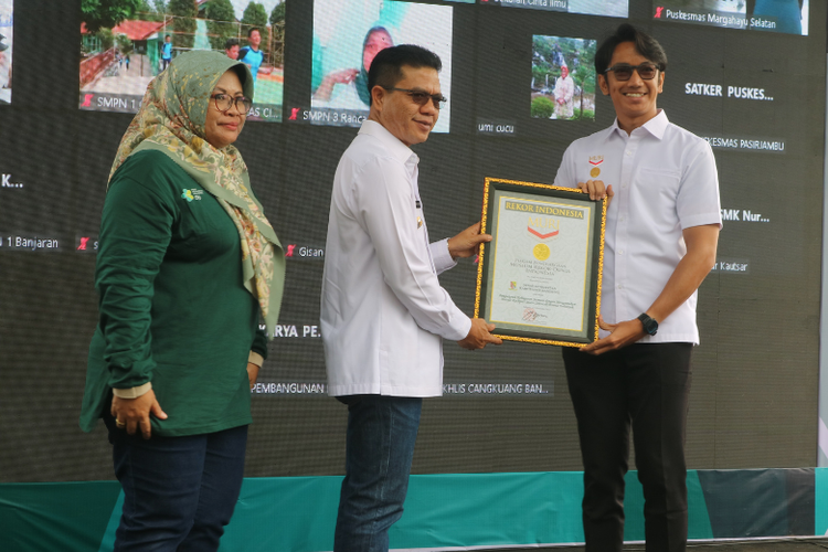 Dinas Kesehatan (Dinkes) Kabupaten Bandung menerima rekor MURI untuk kegiatan pengukuran kebugaran dengan metode rockport dan single test yang diikuti lebih dari 5.000 peserta.