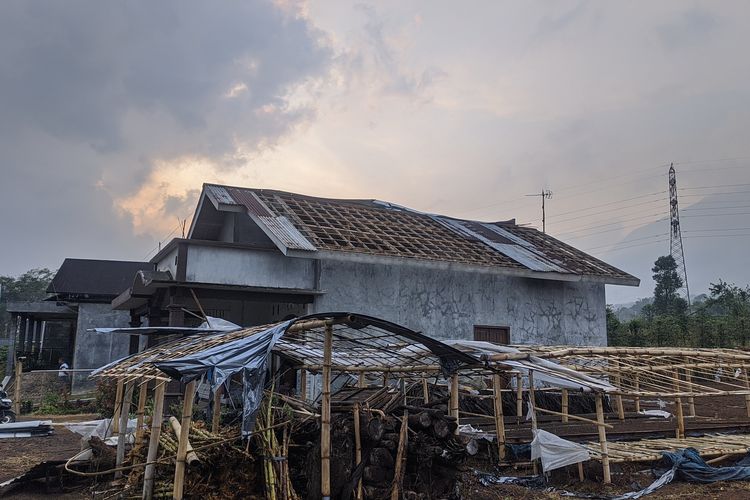 DOKUMENTASI/ Belasan rumah di Kabupaten Wonosobo, Jawa Tengah perak poranda setelah diterjang angin puting beliung. 