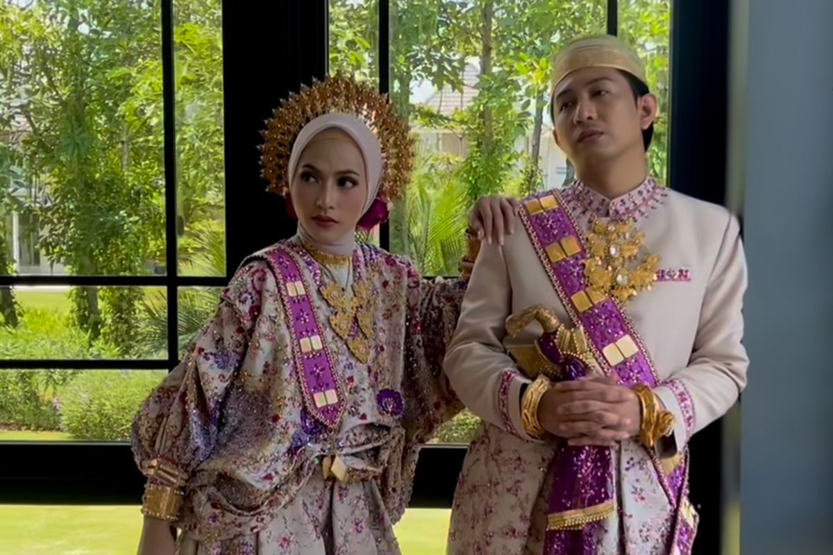 Feby Putri dan Adam Febrian tampil elegan dalam adat Bugis saat menikah. Dari prosesi Mapacci hingga akad nikah, semua detail sarat makna dan simbol.