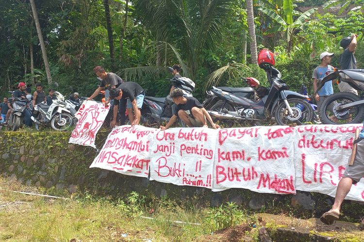 Warga sedang memasang spanduk penolakan di balai Desa Guntur Kecamatan Bener Kabupaten Purworejo 