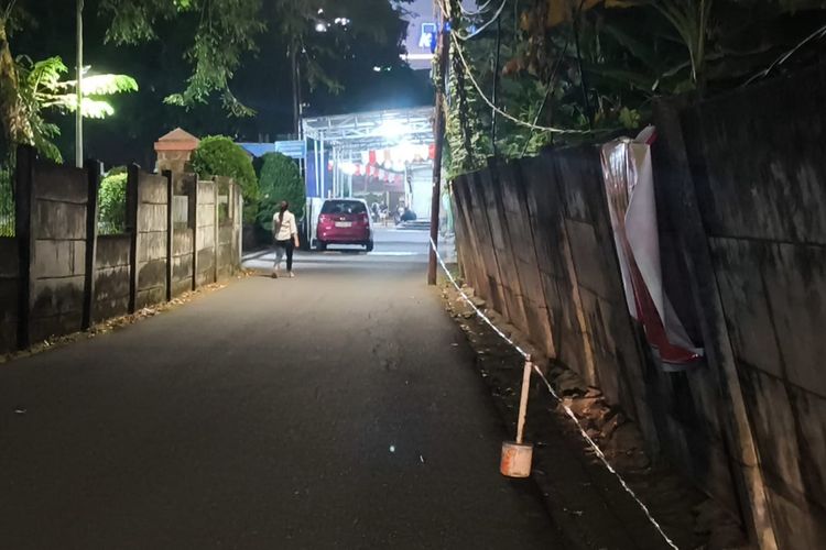 Tembok Beton 20 Meter di Jaksel Nyaris Roboh, Hanya Diberi Spanduk Peringatan dan Tali