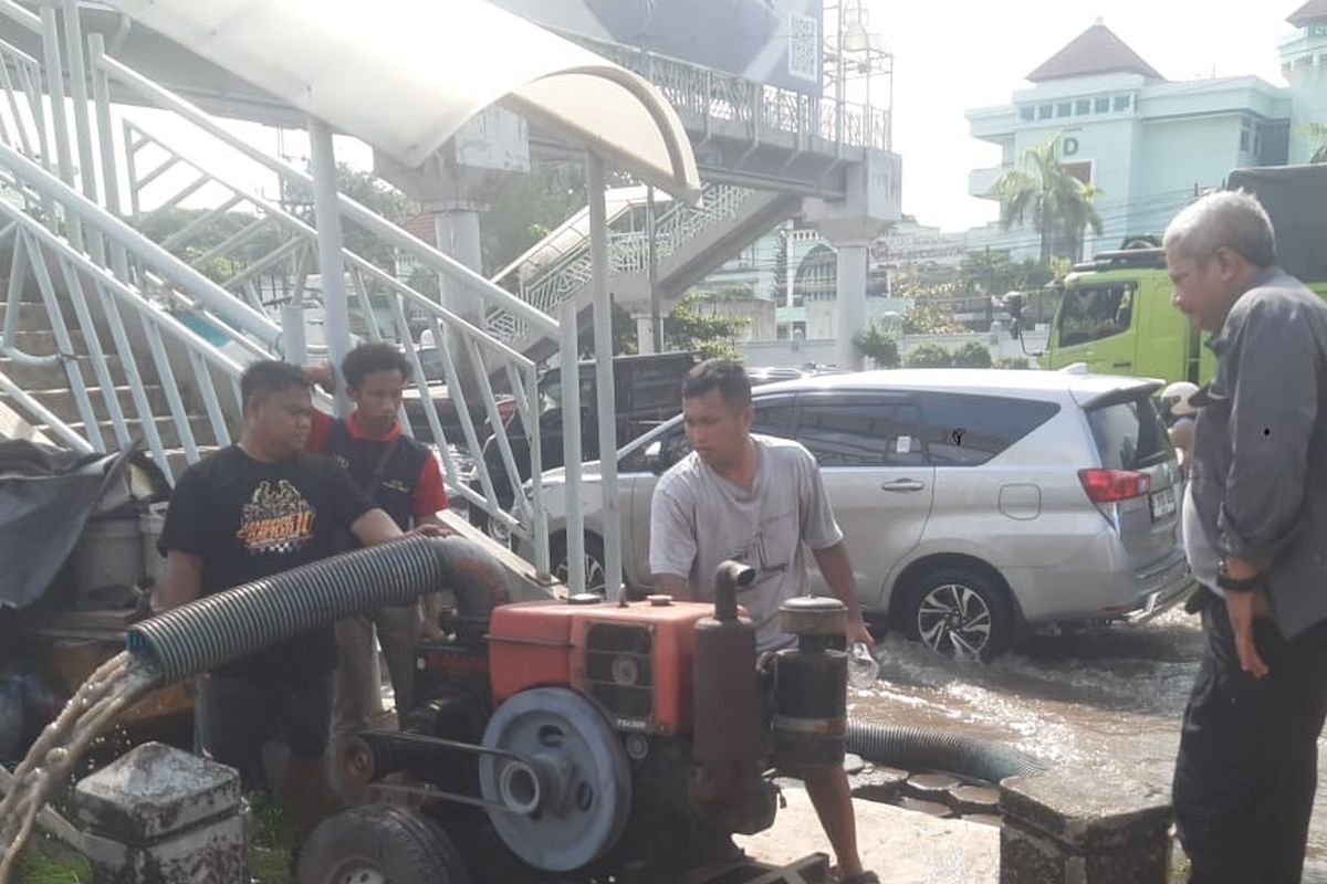 Pemerintah Kota (Pemkot) Semarang melalui Dinas Pekerjaan Umum (DPU) mengatasi genangan air di beberapa titik kota, salah satunya dengan mengerahkan pompa portable, Selasa (13/5/2025).