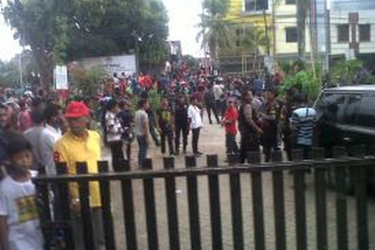Ratusan orang mengepung kantor Komisi Pemilihan Umum Daerah (KPUD) Gowa, Sulawesi Selatan pasca pemilihan kepala daerah. Rabu, (09/12/2015).