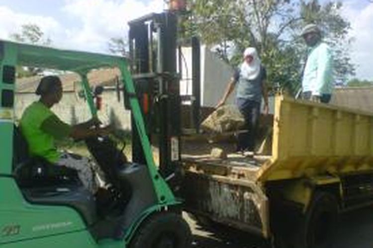 Petugas BPCB Yogyakarta pindahkan temuan ratusan batu candi ke kompleks prambanan