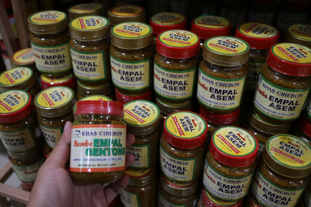 Aneka bumbu instan kuliner cirebon, seperti bumbu empal gentong dan empal asam.