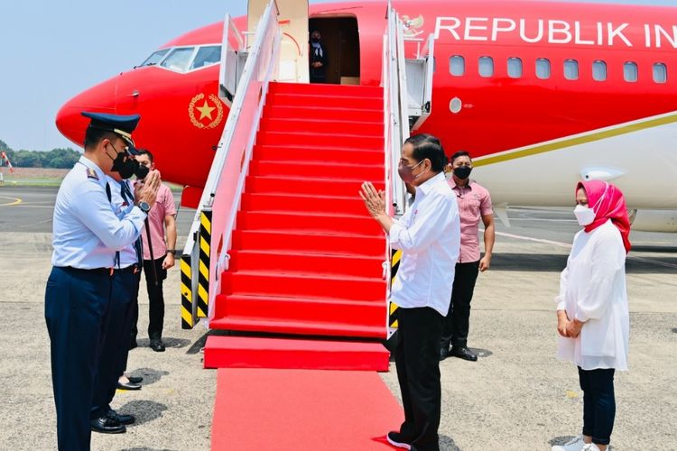 Presiden Joko Widodo dan Ibu Iriana Joko Widodo saat akan bertolak menuju Provinsi Papua dari Bandara Halim Perdanakusuma, Jakarta, pada Selasa (30/8/2022). Presiden dan rombongan akan melakukan serangkaian kunjungan kerja di Papua.