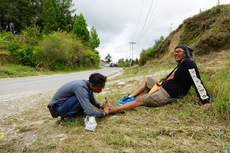 Cidera kaki keram yang dialami Togu kembali kumat ketika melakukan aksi jalan kaki sejauh 305,65 kilometer memutari Danau Toba, Sumatera Utara.
