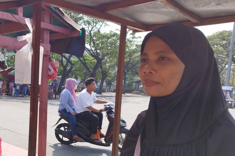 Seorang warga rumah susun (rusun) Marunda, Jakarta Utara, yang akrab dipanggil Mama Naim, Jumat (2/6/2023). (KOMPAS.com/XENA OLIVIA)