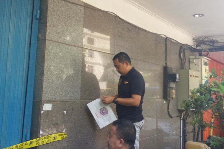 Petugas Satpol PP memasang stiker pencabutan sementara izin usaha tempat spa T1 pada Minggu (8/10/2017). T1 adalah Tempat spa khusus gay di Harmoni, Jakarta Pusat yang baru saja digerebek polisi.